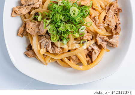 豚肉と玉ねぎの焼きうどん 豚肉と玉ねぎの焼きうどん 142312377