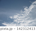 秋の青空に白い雲 142312413