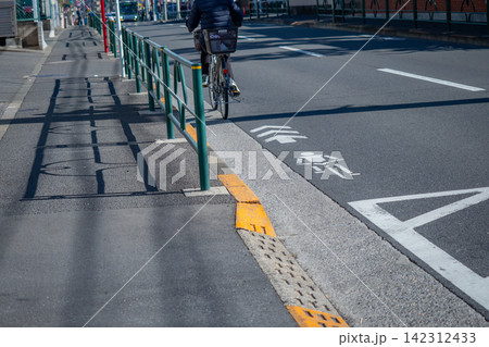 歩道と自転車レーン 142312433
