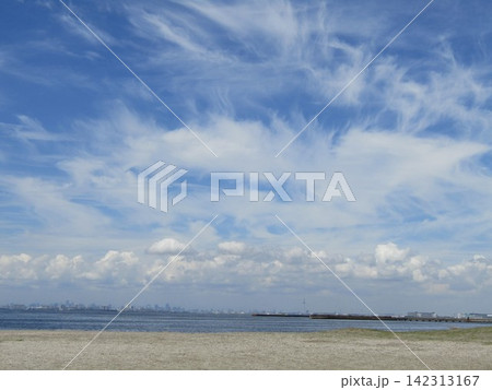 検見川浜から見た八月の青空と白い雲 検見川浜から見た八月の青空と白い雲 142313167