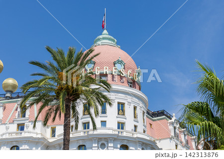 真夏の南フランスのニースの高級ホテルの風景 真夏の南フランスのニースの高級ホテルの風景 142313876
