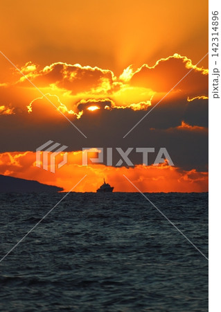 Seaside town of Turgutreis and spectacular sunsets 142314896