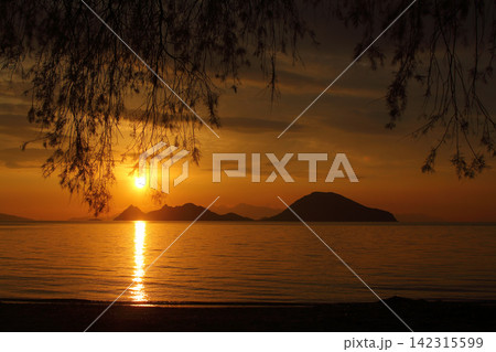 Seaside town of Turgutreis and spectacular sunsets 142315599