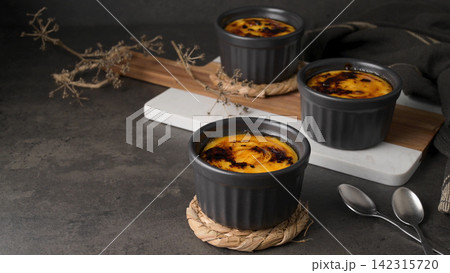 Bowls with Creme brulee 142315720