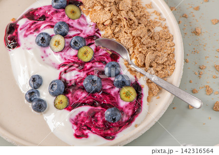 Healthy Breakfast Bowl with Yogurt Blueberries and Cereal 142316564