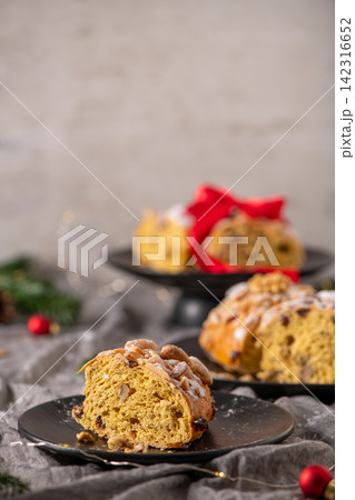 Bolo Rainha Festive Display Bolo Rainha Festive Display 142316652