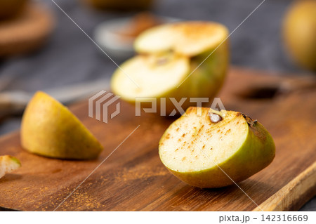 Still life of apples and cinnamon 142316669