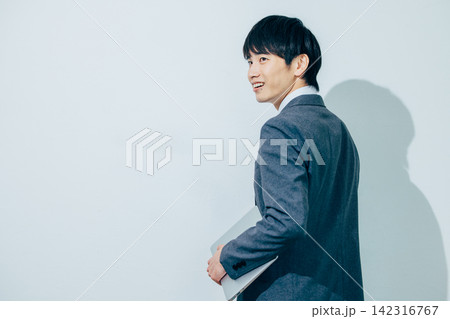 スーツを着た男性 スーツを着た男性 142316767