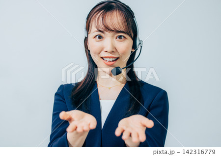 ヘッドセットをつけた女性のオペレーター ヘッドセットをつけた女性のオペレーター 142316779