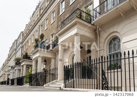 Georgian townhouse row exterior in London city 142317068