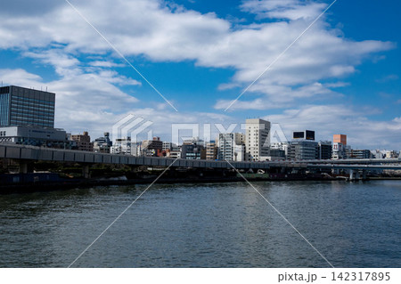 清洲橋から望む隅田川と首都高速道路、青空が広がる東京のウォーターフロント 清洲橋から望む隅田川と首都高速道路、青空が広がる東京のウォーターフロント 142317895