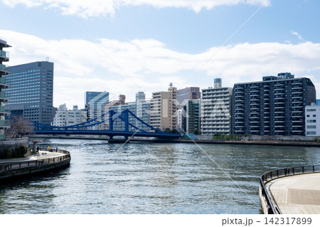 水辺の遊歩道と現代的なビル群が調和する、水都・東京のダイナミックなパノラマ 水辺の遊歩道と現代的なビル群が調和する、水都・東京のダイナミックなパノラマ 142317899