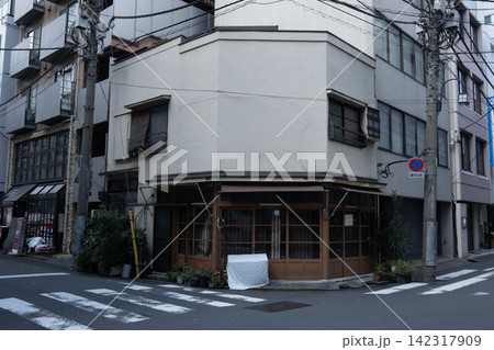 交差点の角に建つ木枠の引き戸が美しい、昭和レトロなモルタル外壁の店舗兼住宅 交差点の角に建つ木枠の引き戸が美しい、昭和レトロなモルタル外壁の店舗兼住宅 142317909
