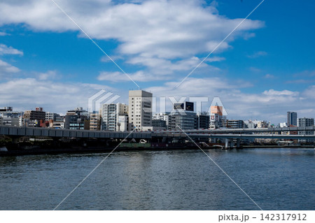 清洲橋から望む隅田川と首都高速道路、青空が広がる東京のウォーターフロント 清洲橋から望む隅田川と首都高速道路、青空が広がる東京のウォーターフロント 142317912