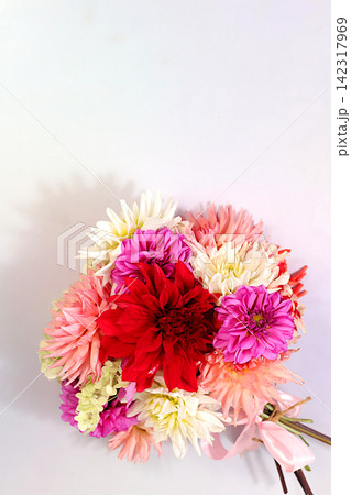 Beautiful bouquet of dahlias, abstract floral arrangement and autumn still life with seasonal flowers, background and banner for screen, minimalist holiday concept, Sunny greeting card design template 142317969