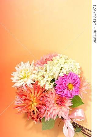 Autumn sunny banner with bouquet of dahlias, abstract floral arrangement and autumn still life with beautiful flowers, background and template for the screen,minimalist holiday concept,greeting card Autumn sunny banner with bouquet of dahlias, abstract floral arrangement and autumn still life with beautiful flowers, background and template for the screen,minimalist holiday concept,greeting card 142317971
