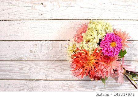 Beautiful bouquet of dahlias, abstract floral arrangement and autumn still life with seasonal flowers, background and banner for screen, minimalist holiday concept, Sunny greeting card design template Beautiful bouquet of dahlias, abstract floral arrangement and autumn still life with seasonal flowers, background and banner for screen, minimalist holiday concept, Sunny greeting card design template 142317975