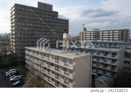密集するバルコニーと生活感あふれる景観、日本の高密度な都市型住環境 密集するバルコニーと生活感あふれる景観、日本の高密度な都市型住環境 142318073