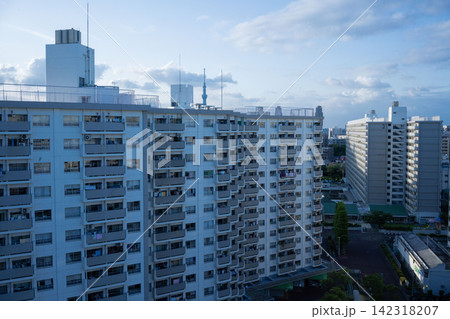 夕暮れの青い光に包まれた大規模な東京都住宅供給公社 南砂住宅と整然とした団地群 142318207