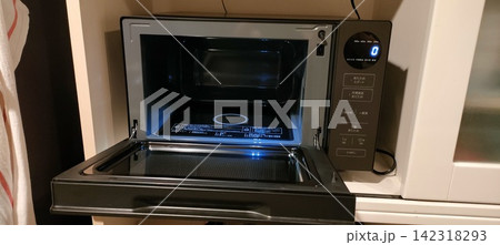 スタイリッシュなシンプル機能の電子レンジの蓋を開けて庫内照明が点いている様子 スタイリッシュなシンプル機能の電子レンジの蓋を開けて庫内照明が点いている様子 142318293