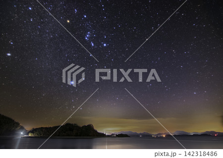 瀬戸内の冬の星景　昇るオリオン座と冬の大三角形 142318486