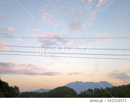 信州・御嶽山と朝焼け空 信州・御嶽山と朝焼け空 142318571