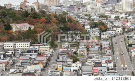 【比率変更】函館公園とロマンス坂(青柳町~谷地頭)を走る路面電車 【比率変更】函館公園とロマンス坂(青柳町~谷地頭)を走る路面電車 142318665
