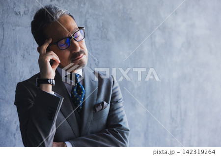 考え事をする男性 考え事をする男性 142319264
