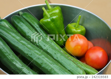 家庭菜園で収穫した夏野菜(8月) キュウリにピント 家庭菜園で収穫した夏野菜(8月) キュウリにピント 142319383