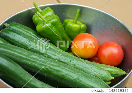 家庭菜園で収穫した夏野菜(8月) 奥にピント 家庭菜園で収穫した夏野菜(8月) 奥にピント 142319385