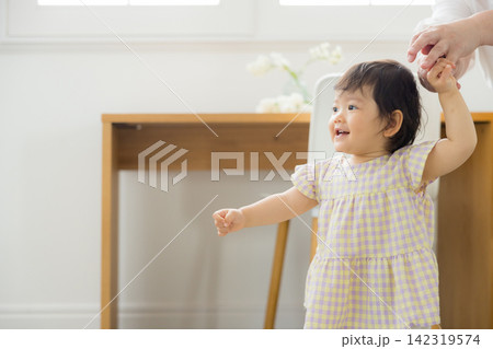 子供を見守る母親 子供を見守る母親 142319574