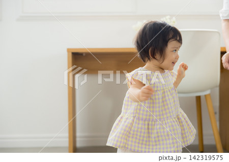子供を見守る母親 子供を見守る母親 142319575