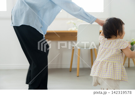 子供を見守る母親 子供を見守る母親 142319578