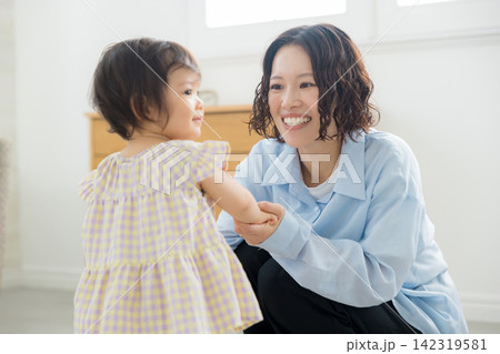 子供を見守る母親 142319581