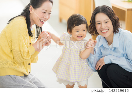 1歳の女の子を抱っこするお母さんと祖母 1歳の女の子を抱っこするお母さんと祖母 142319616