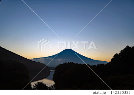 静岡県富士宮市の富士山近くになる田貫湖と朝焼けの富士山の風景 142320383
