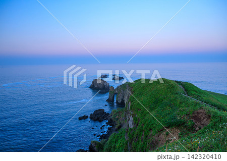 北海道道東・淡いグラデーションの夕空に包まれる霧多布岬の断崖絶壁と穏やかな海原 北海道道東・淡いグラデーションの夕空に包まれる霧多布岬の断崖絶壁と穏やかな海原 142320410