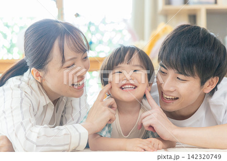 リビングでくつろぐ家族 リビングでくつろぐ家族 142320749