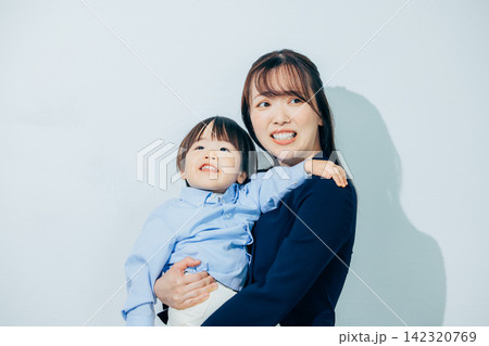 子供を抱っこするお母さん 142320769