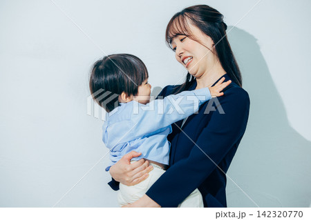 子供を抱っこするお母さん 142320770