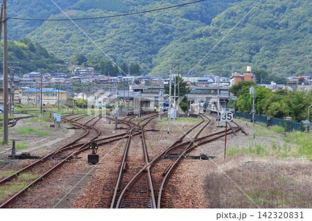 阿波池田駅を出発した多度津方向から見た景色(徳島県三好市) 阿波池田駅を出発した多度津方向から見た景色(徳島県三好市) 142320831