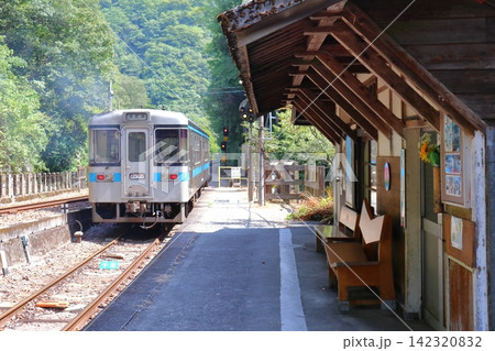 JR四国 土讃線の秘境駅 坪尻駅を出発した普通列車（徳島県三好市） 142320832