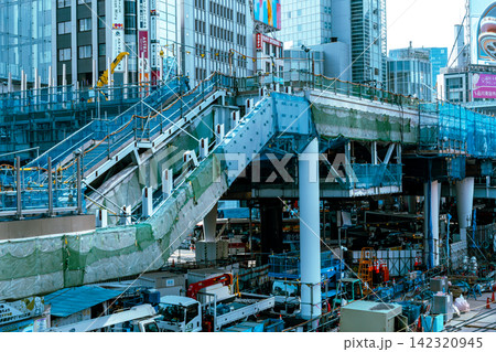 工事中の渋谷駅西口 建設中のペデストリアンデッキ 2026.07　h-4 ライトトーン 142320945