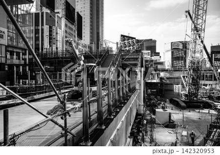 工事中の渋谷駅西口 建設中のペデストリアンデッキ 2026.07 i-6 モノクロ 工事中の渋谷駅西口 建設中のペデストリアンデッキ 2026.07 i-6 モノクロ 142320953