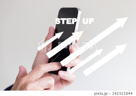 スマートフォン操作と上向き矢印で表現したステップアップと成長 スマートフォン操作と上向き矢印で表現したステップアップと成長 142321044