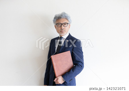 書類ファイルを抱えて立つ検察官のポートレート 書類ファイルを抱えて立つ検察官のポートレート 142321071