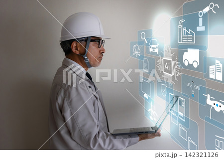 AIを活用したスマート建設システムを操作するシニア建築技術者 AIを活用したスマート建設システムを操作するシニア建築技術者 142321126