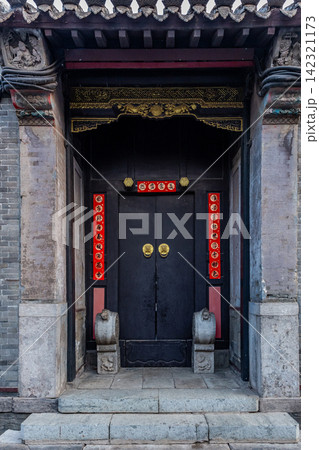 traditional Chinese courtyard entrance gate with red lanterns and stone steps traditional Chinese courtyard entrance gate with red lanterns and stone steps 142321173