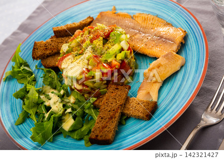 Trout fillets with guacamole salad Trout fillets with guacamole salad 142321427