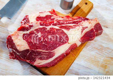 Raw beef sirloin 142321434